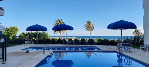 Bazén v ubytování Estepona Marina with Sea Views, Pool and Parking nebo v jeho okolí