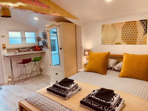 1 dormitorio con 1 cama con 2 toallas en SHINE CHALET - UNIQUE & COMFORTABLE ACCOMMODATION en Redruth
