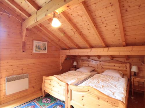 um quarto num chalé com 2 camas em Chalet Les Carroz d'Arâches, 4 pièces, 8 personnes - FR-1-572-243 em Les Carroz d'Arâches