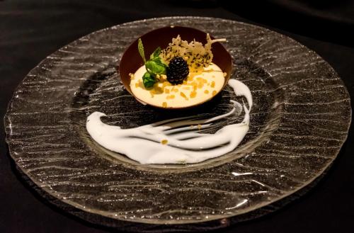 a dessert on a glass plate with a fork at Hotel zum grünen Tor in Tux