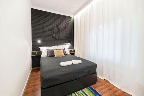 een slaapkamer met een bed met twee handdoeken erop bij House Of Malgosia in Gdańsk