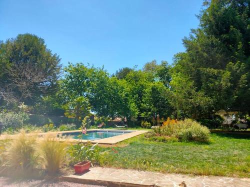 Piscina de la sau aproape de La Parenthèse Entre Abbaye et Venise Verte