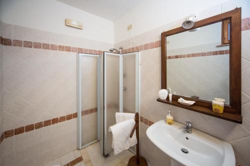 a bathroom with a sink and a shower at Agriturismo Le Querciole in Casciana Terme