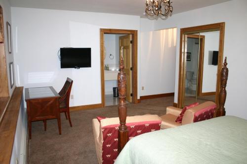TV a/nebo společenská místnost v ubytování Maria's Creekside B&B