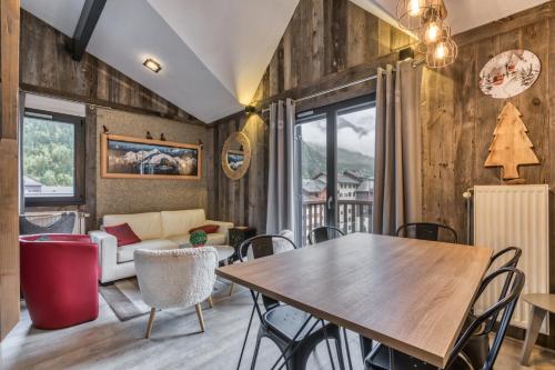 un salon avec une table et des chaises dans l'établissement Alta Rocca, à Chamonix-Mont-Blanc