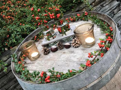 a christmas wreath on a table with lights and flowers at Jägerhotel in Annenheim