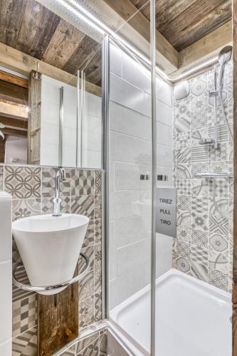 une salle de bain avec un lavabo et une douche dans l'établissement Alta Rocca, à Chamonix-Mont-Blanc