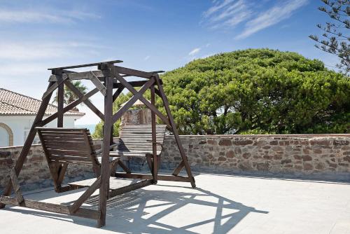a wooden swing sitting on top of a patio at CASA DAGO in Chiclana de la Frontera