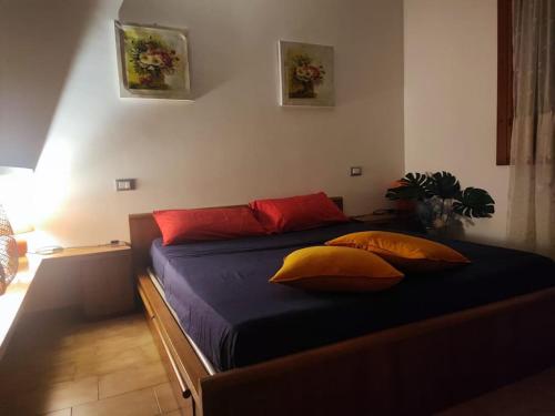 een slaapkamer met een bed met 2 kussens erop bij Appartamento Mare e Monti a Marina di MASSA in Massa
