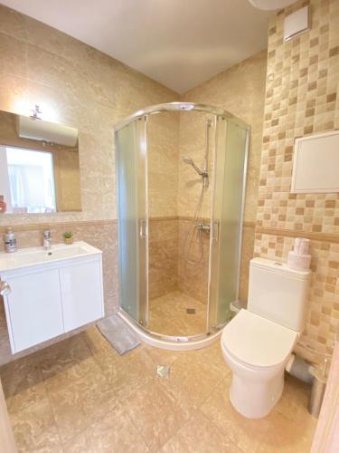 W łazience znajduje się prysznic, toaleta i umywalka. w obiekcie Molly's Suite w mieście Sofia