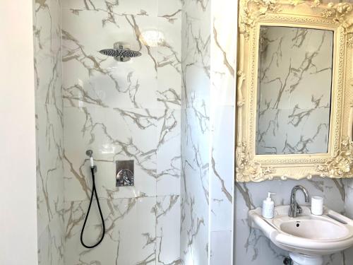 a bathroom with a sink and a mirror at Shantell Luxury Apartment in Netanya