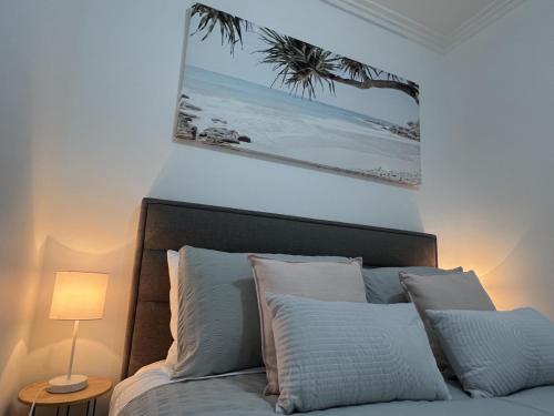 Postel nebo postele na pokoji v ubytování 2 bedroom modern coastal retreat