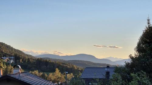 uma vista para as montanhas a partir de uma casa em Schlernwohnung in Seis am Schlern em Siusi