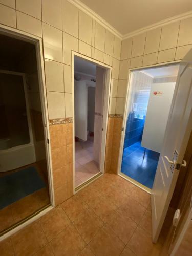 uma casa de banho com um espelho e uma cabina de duche ao nível do chão em Boguslavl' em Bohuslav