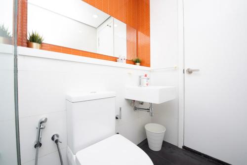 La salle de bains est pourvue de toilettes et d'un lavabo. dans l'établissement Arcoris Mont Kiara next 163plaza 1-4Pax one plus one Bedroom, à Kuala Lumpur