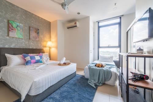 een slaapkamer met een bed en een raam bij Arcoris Mont Kiara next 163plaza 1-4Pax one plus one Bedroom in Kuala Lumpur