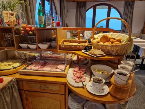 un buffet con diferentes tipos de comida expuestos en Hotel Garni Romantica, en Jerzens