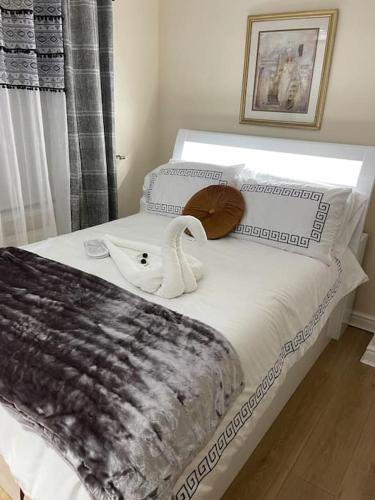 sypialnia z łóżkiem z wypchanym zwierzakiem w obiekcie Gated home close to Birmingham City Centre w Birmingham