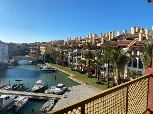 Apartamento con terraza sobre La Marina de Sotogrande