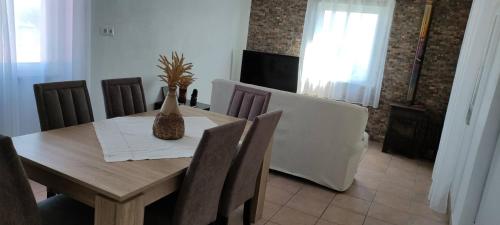 uma sala de jantar com uma mesa de madeira e cadeiras em Casa dos avós em Canas de Senhorim