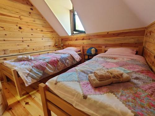 Postel nebo postele na pokoji v ubytování Milijin konak