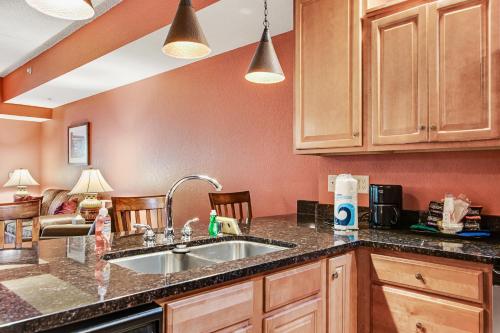 Η κουζίνα ή μικρή κουζίνα στο Chula Vista Condo Unit #2323
