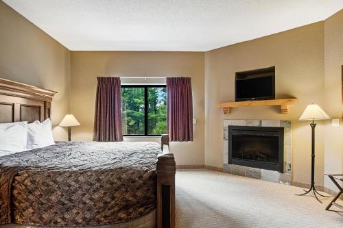 a hotel room with a bed and a fireplace at Chula Vista Condo Unit #2323 in Wisconsin Dells