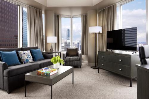 One King West Hotel and Residence Image