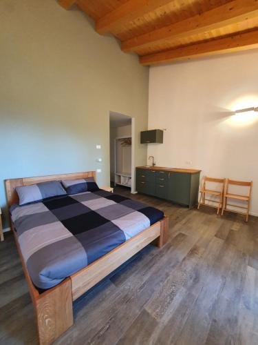 sypialnia z łóżkiem, stołem i krzesłami w obiekcie Agriturismo Budin w mieście Sgonico