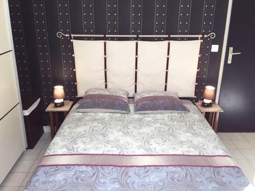 1 dormitorio con 1 cama grande y 2 mesitas de noche en Chambre d'hôte " Le Ponant ", en Marsillargues