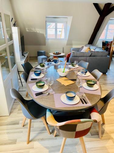 une salle à manger avec une table et des chaises dans l'établissement L'Envolée Alsacienne - Magnifique appartement en duplex, à Ostheim