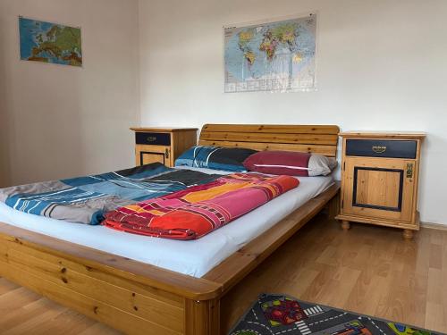 una camera con un grande letto con struttura in legno di Ferienwohnung Kaufmannshof a Quedlinburg