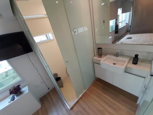Baño pequeño con lavabo y espejo en Locking's Funcionários 1 en Belo Horizonte