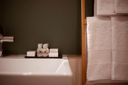 a bathroom with a tub and a sink and towels at Cobalto Suite in Campobasso