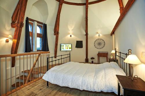 Un pat sau paturi într-o cameră la La Tour D Aligre