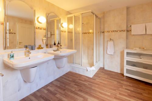 een badkamer met 2 wastafels en een douche bij Am Bärenbrunnen in Bernkastel-Kues