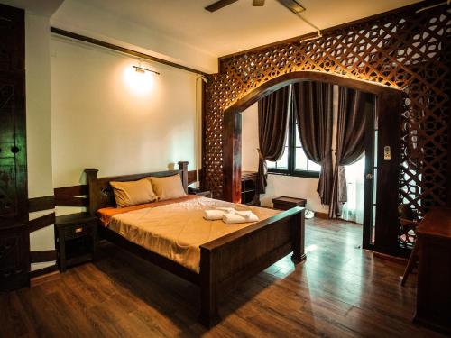 ein Schlafzimmer mit einem Bett und einem großen Fenster in der Unterkunft Y.O Inn in Kon Tum