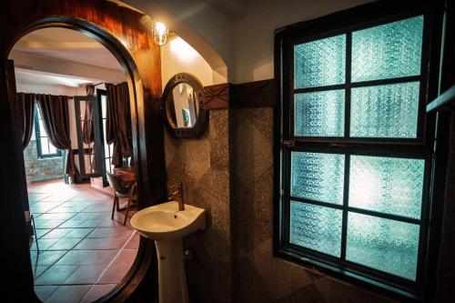 Y.O Inn في Kon Tum: حمام به مرآة ومغسلة ونافذة