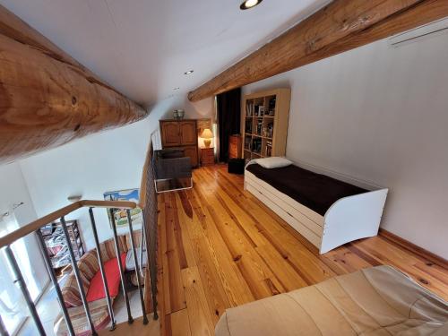 een zolderkamer met een bed en een trap bij le clos des sources in Saint-Chamas