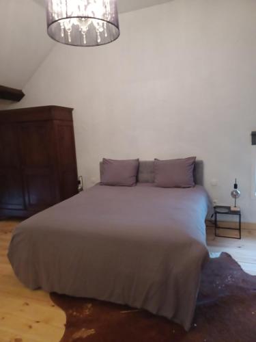 - une chambre avec un grand lit et des oreillers violets dans l'établissement Luxe-kamer Bed en Bokes, 