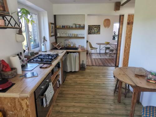 Η κουζίνα ή μικρή κουζίνα στο La maison sur la plage