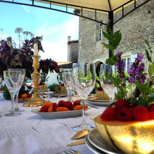 - une table avec des verres à vin et des fruits dans l'établissement Chambre Renaissance au Château de Champagne-Mouton, à Champagne-Mouton