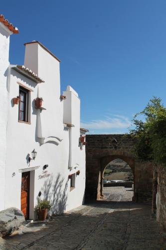 an alley with a building and an archway at Casa Dom Dinis in Monsaraz