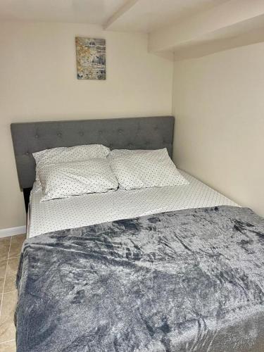 - une chambre avec un grand lit dans l'établissement Z & Z Apartment 2, à Newark