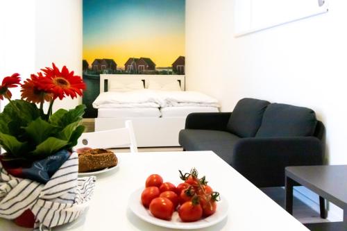 ein Wohnzimmer mit einem Tisch mit Tomaten darauf in der Unterkunft Ferienwohnungen Reiterhof Boltenhagen in Boltenhagen