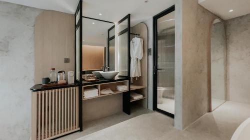 uma casa de banho com um lavatório e um espelho em The Cara Boutique Hotel em Kota Kinabalu