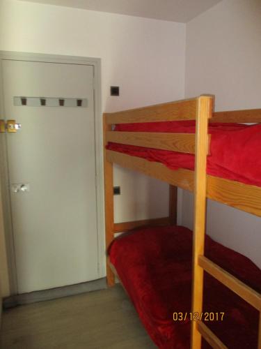 - une chambre avec 2 lits superposés et une porte dans l'établissement Font-Romeu village - ski, randonnées, loisirs plein air, à Font-Romeu-Odeillo-Via