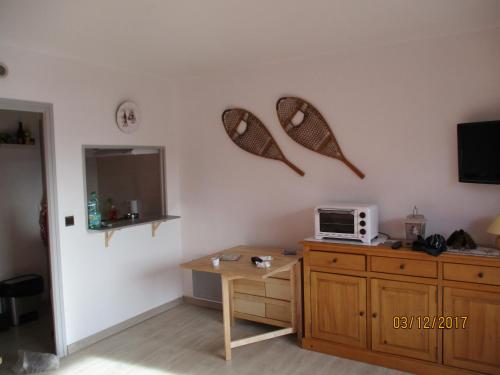 Zimmer mit einem Schreibtisch und einer Mikrowelle an der Wand in der Unterkunft Apartment in Font-Romeu, near ski elevators in Font Romeu Odeillo Via