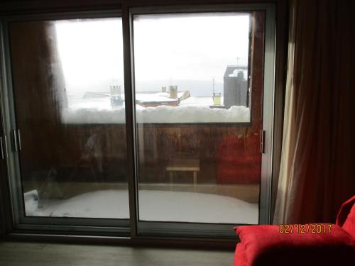 ein Fenster mit Blick auf einen schneebedeckten Hof in der Unterkunft Apartment in Font-Romeu, near ski elevators in Font Romeu Odeillo Via