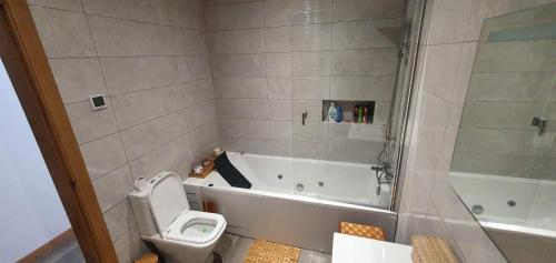 a bathroom with a tub and a toilet and a sink at Sweet Home in Painzela